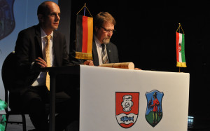 Timo Wolf és Dr. Szente Kálmán polgármesterek, a Wüstenrot Solymár közötti partnerkapcsolat 25. évfordulóján, 2014-ben (Fotó: Klementina Press)