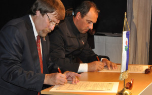 Dr. Szente Kálmán és Ferencz Csaba polgármesterek, a Solymár és Csíkpálfalva közötti partnerkapcsolati szerződés aláírásakor, 2011-ben (Fotó: Klementina Press)