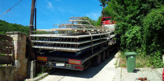 A felelőtlen sofőr miatt kettétört a villanyoszlop