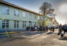 Egy éves a „Puszi és pá” az iskolánál