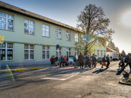 Egy éves a „Puszi és pá” az iskolánál