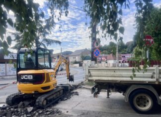 Csőtörés miatt teljes útzár a Hősök utcában