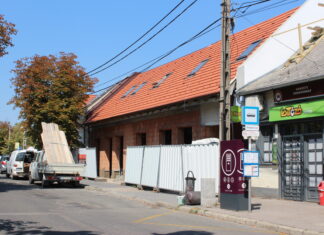 Megújul a járda a Templom téren, iskolakezdésre visszakerülnek a buszmegállók