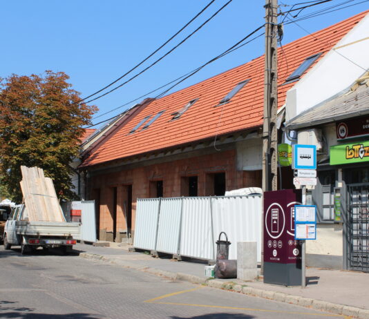 Megújul a járda a Templom téren, iskolakezdésre visszakerülnek a buszmegállók